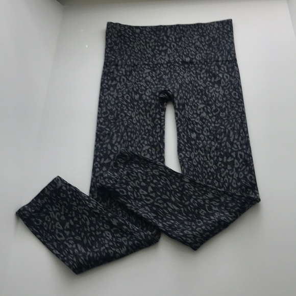 NEW SPANX Active Blue/Gray Leopard Capris S: S - Picture 3 of 3